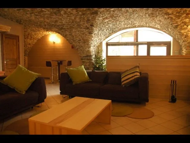 Coin Lounge dans salle voûtée avec TV, DVD, système Hi-Fi