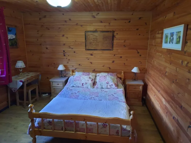 chambre 1 avec 1 lit 2 places, et 1 lit bébé.