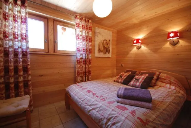Chambre 1 : 1 lit double en 140 avec couette et taies carrées 60 x 60