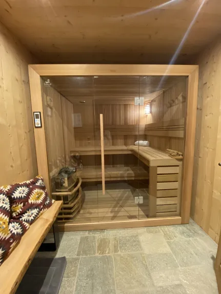 Le sauna 4/5 personnes.