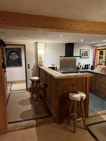 Côté bar de la cuisine.
