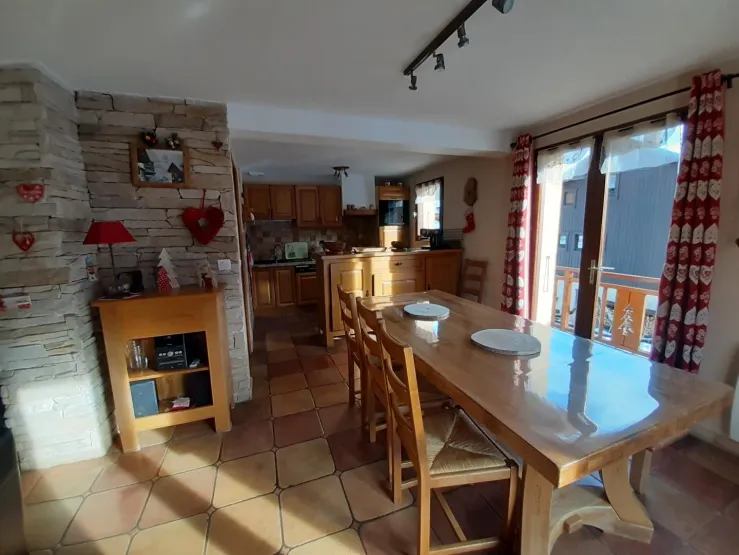 salle à manger et cuisine ouverte