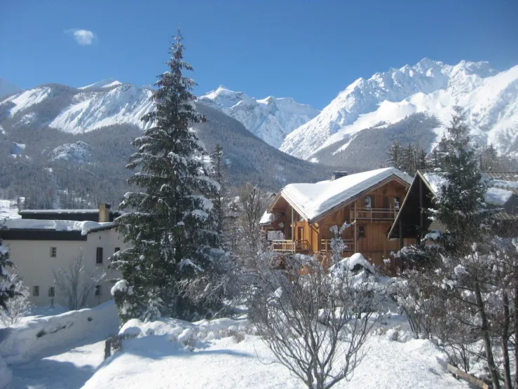 vue du chalet sur les  glaciers en hiver
