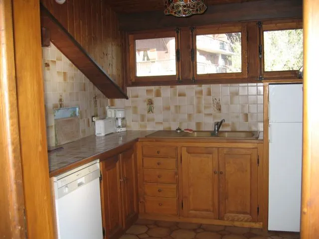 cuisine séparée, lave-vaisselle, four, refrigérateur, petit congélateur