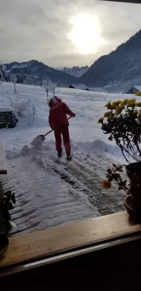 Pour utiliser la terrasse, il faut parfois la déneiger