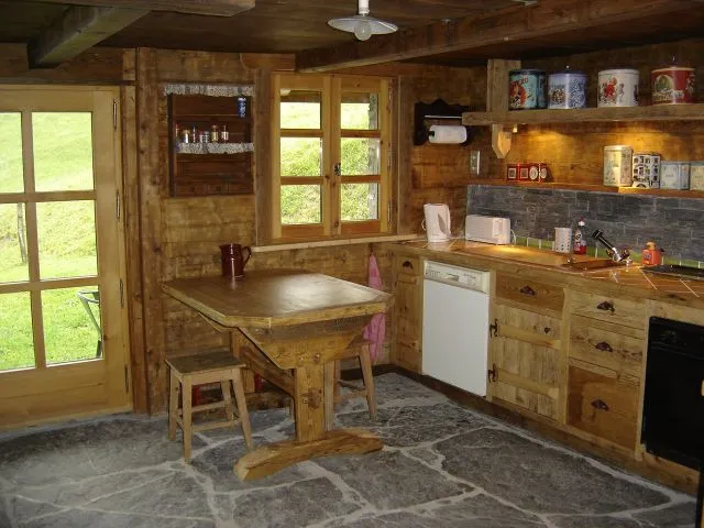 une partie de la cuisine, il y a aussi un gros fourneau ancien....