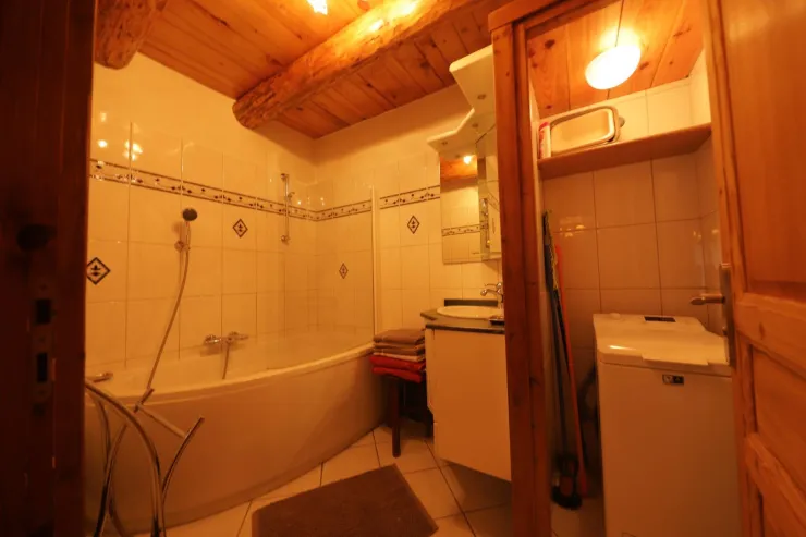 salle de bain et lave linge