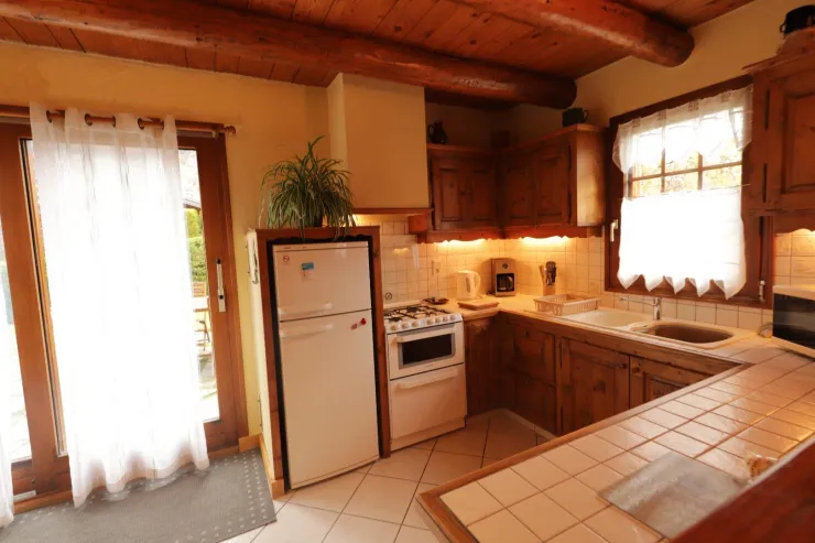 cuisine américaine et baie accès au jardin