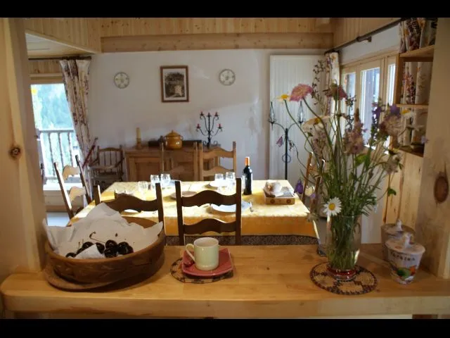 Vue sur la salle à manger depuis la cuisine