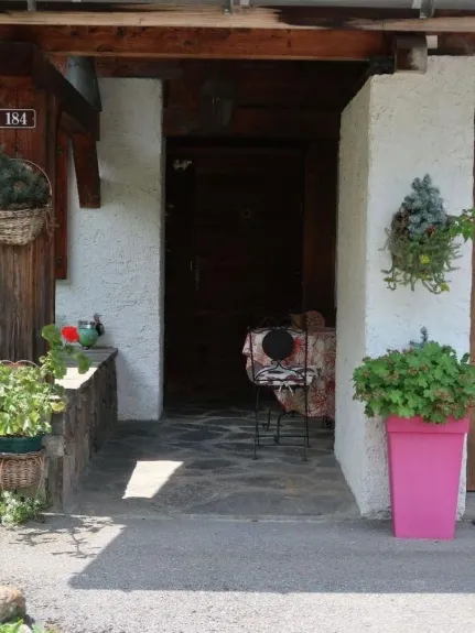 entrée de votre logement avec place de parking gratuit devant 