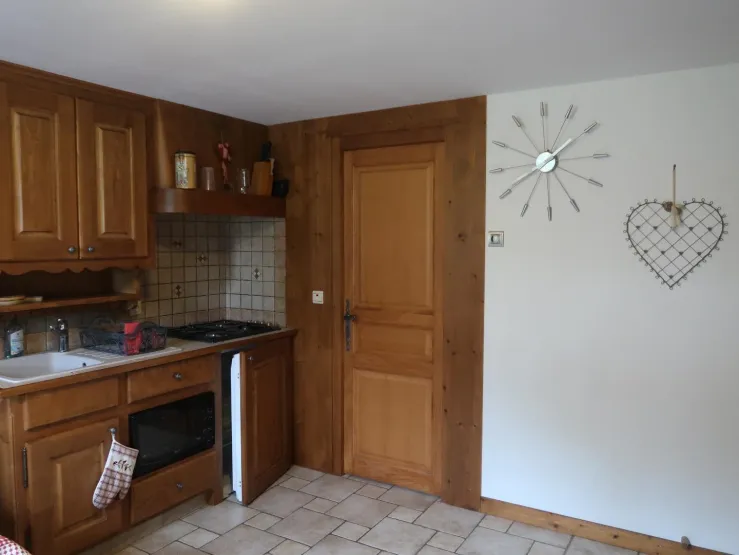 cuisine  avec casserole cocote            avec plaque  a gaz 4 feu frigo hotte torchon vaisselle savon 
