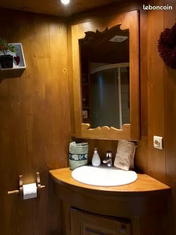 miroir sèche serviette  sèche cheveux douche dans la salle de bain 