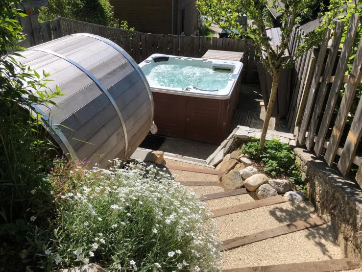 Espace bien être avec escaliers accès piscine
