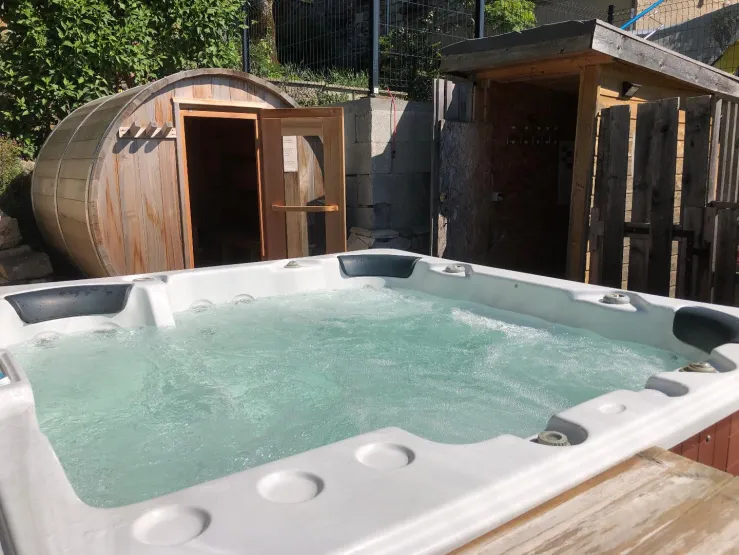 Sauna finlandais et Spa. Ouvert de 10h à 22H. A partager avec l'autre chalet. Accès libre et illimité compris dans le tarif.