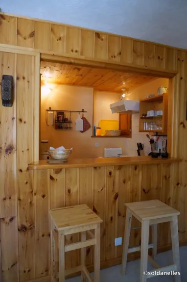 Le bar et derrière la cuisine