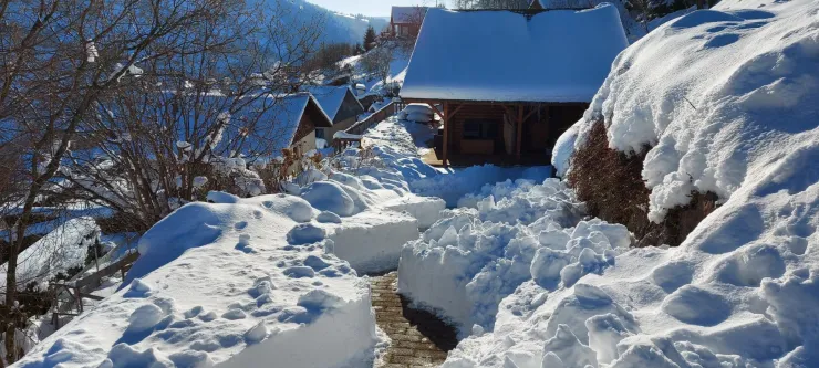 Sentier accès au chalet. Garez-vous en haut de la rampe