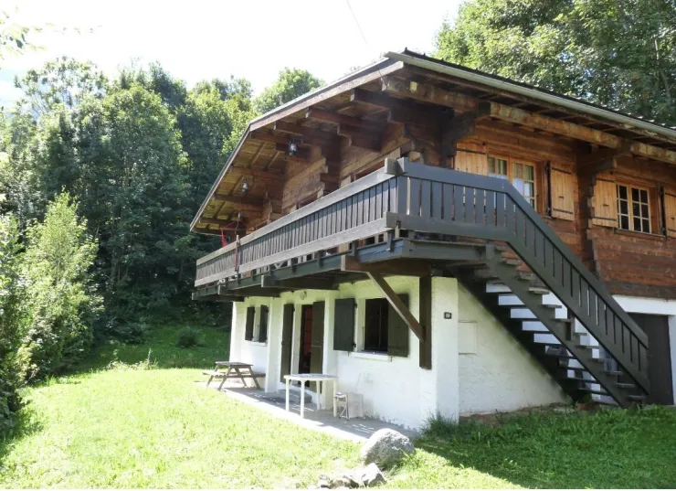 Stationnement à droite du chalet