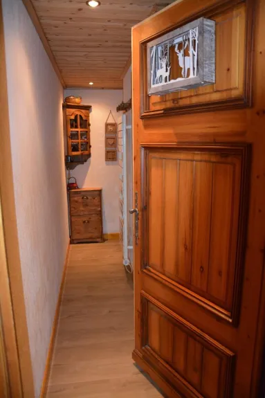 Entrance of the apartment. Corridor overlooking the different rooms and the living-dining room.