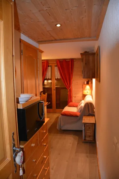 Corridor overlooking the living room. Coffee maker and microwave on the dresser, convenient for storing children's clothes.