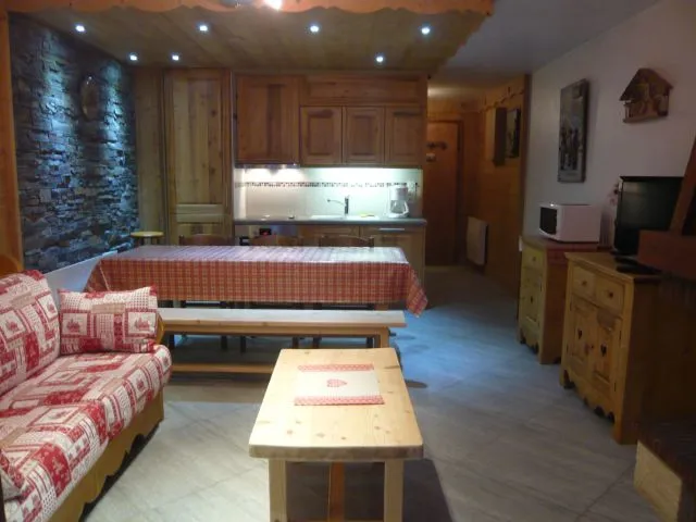 pièce principale spacieuse, confortable, ambiance montagne