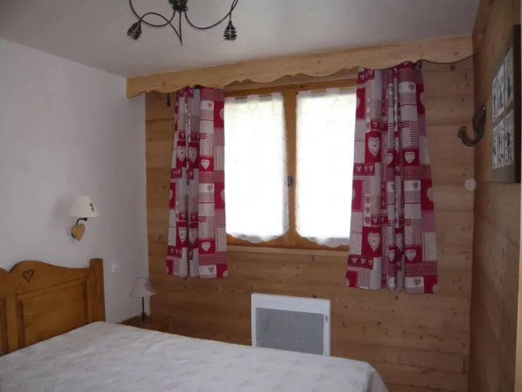 chambre avec lit 140 et placard