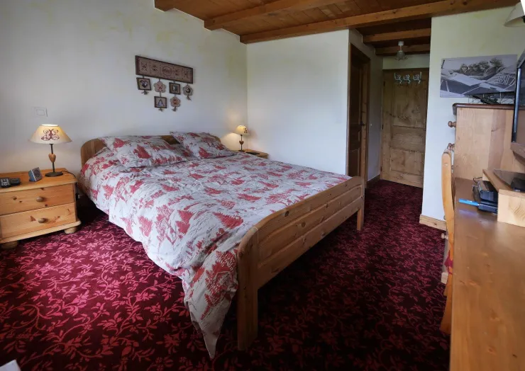1ère chambre double, literie de 160 cms, grand placard, commode, salle d'eau privative (1 lavabo + douche et séche-viettes), télévision, coin bureau, accés direct sur la terrasse.