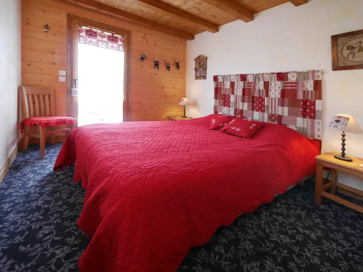 2éme chambre avec placard, commode, accés direct terrasse. Literie 160 x 200.