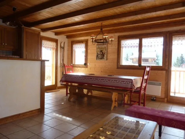 Vue du séjour avec accès sur le balcon et sur la terrasse plein sud.