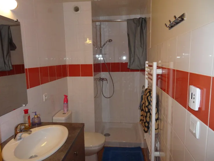 Salle de bain avec douche