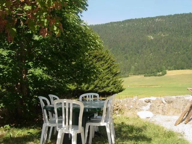 La terrasse en été, avec vue sur la forêt côté ouest