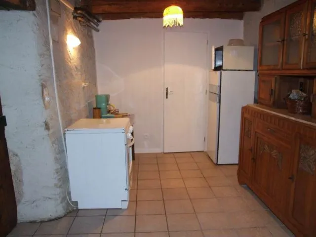 La cuisine avec cuisinière mixte avec four, frigo + congélateur, four à micro onde, cafetière, grille pain, mixer, appareil à raclette et à fondue...