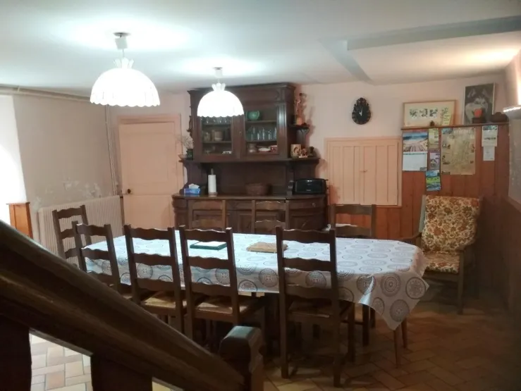 Vue depuis l'escalier , la grande table qui accueille jusqu'à 12 convives 
