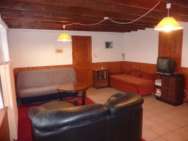 Salon avec 3 canapés , dont 1 clic clac, wifi , télé avec satellite , lecteur DVD.