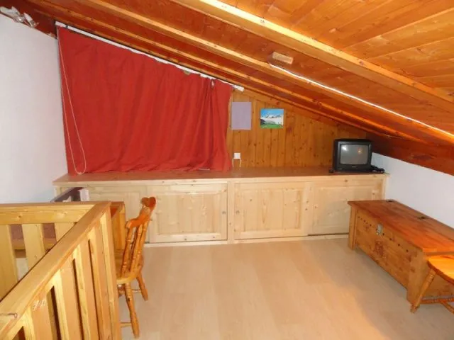 Etage coté Sud avec placards privés.