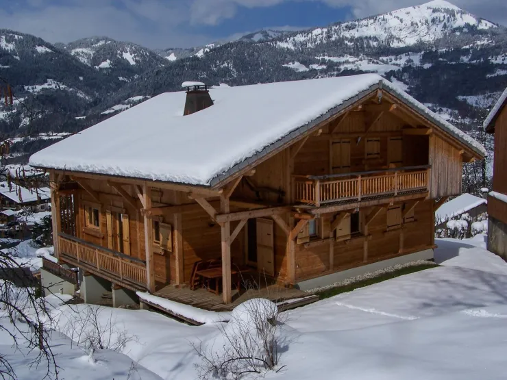 The chalet in winter in its environment