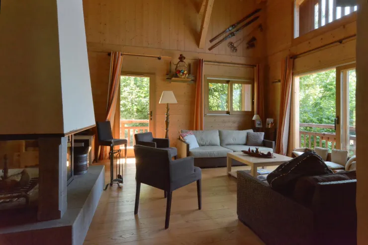 Level 2 . The living-room and the plate glass window opening on a balcony. Panoramic view of the valley.