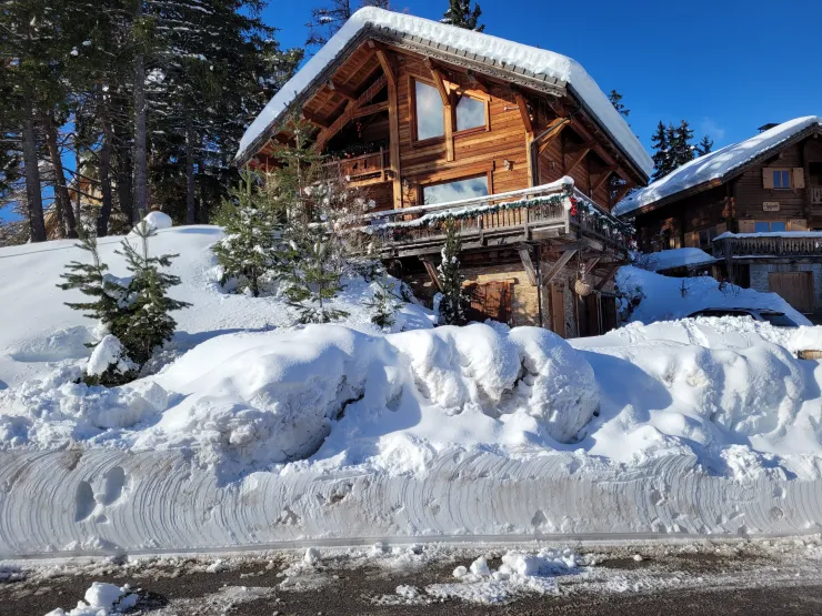 Chalet 12Pers:  120m2, 4 CH, 2 SB, 2 WC, WIFI fibre, parkings privés, vue panoramique, proche centre station.  