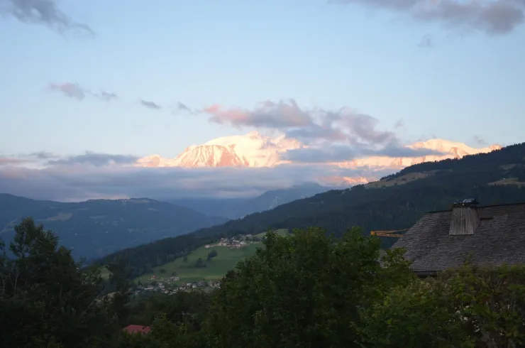 Vue de la terrasse du chalet en été