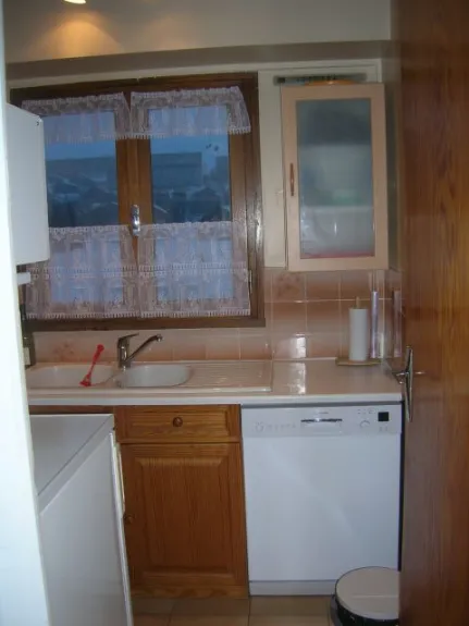 cuisine indépendante. Cuisinière électrique 4 plaques et four, frigidaire, lave-vaisselle, cafetière et bouilloire électriques, cocotte minute, ...