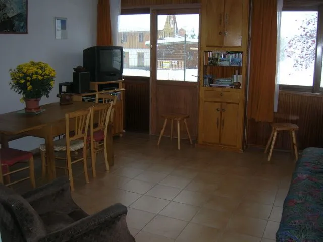 Séjour plein sud donnant sur une terrasse et une pelouse.