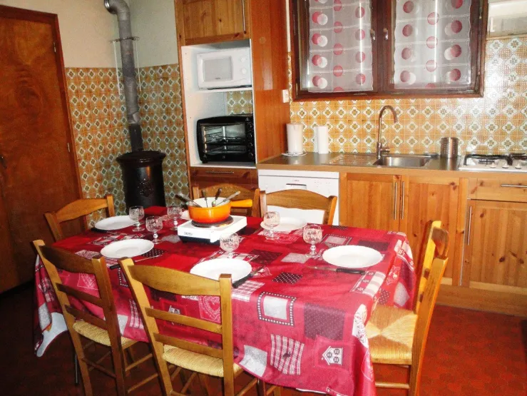 CUISINE avec poêle, four, micro onde, lave vaisselle, frigo-congélateur, plaque électrique  mixe gaz 4 feux,télévision,accès internet, accès direct  extérieur.  