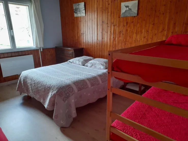 GRANDE CHAMBRE (1) 4 couchages  LITS SUPERPOSES