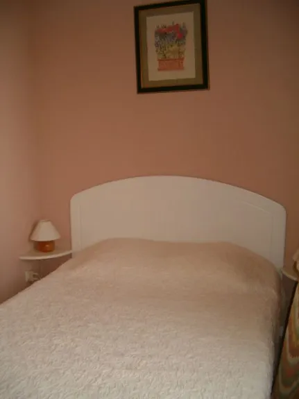 chambre lit en 140, grand placard, fenêtre.