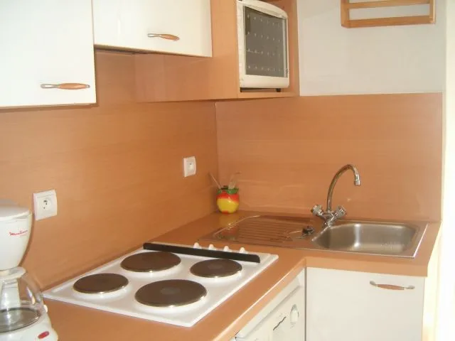 cuisine équipée du LV, LL, plaque 4 feux, frigo, four électrique et MO, hotte