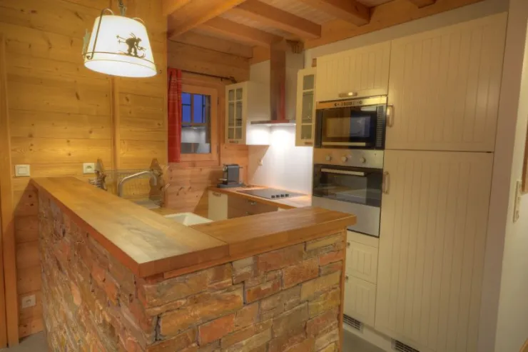L'une des 2 cuisines, avec lave-vaisselle, four, micro-ondes, réfrigérateur et plaque de cuisson.