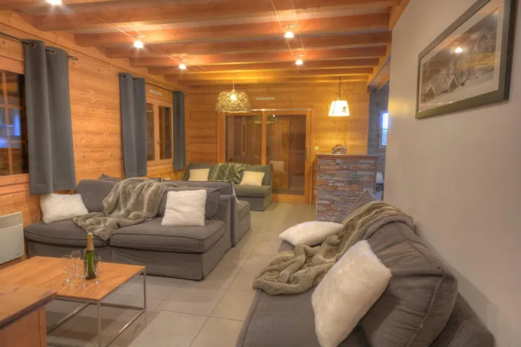 Le salon avec ses 4 canapés