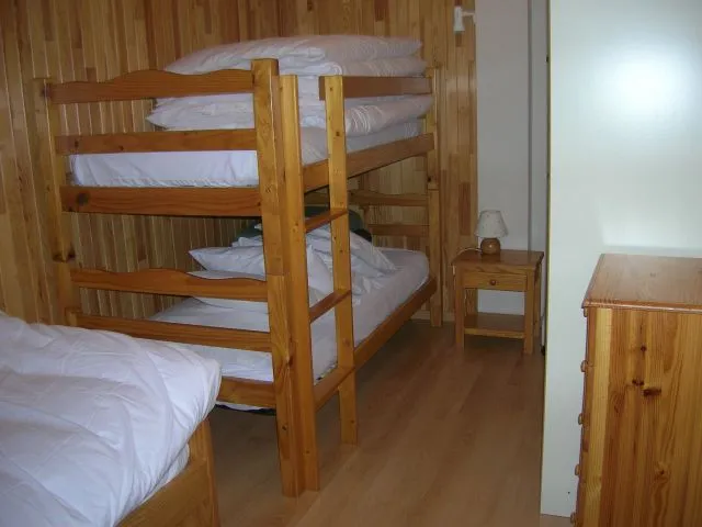 Bedroom with 2 bunk beds and 2 truckles.