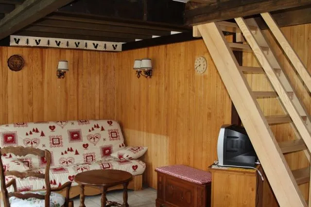 Coin salon avec escalier meunier pour accéder à la mezzanine