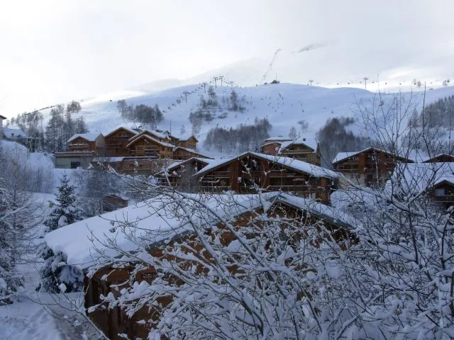 CHALET SEEN FROM THE ENTRANCE DOOR SIDE 