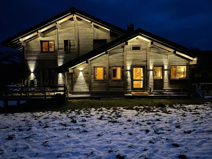 Chalet entier, la partie à louer est à gauche, sur 2 étages. Vue côté pistes.